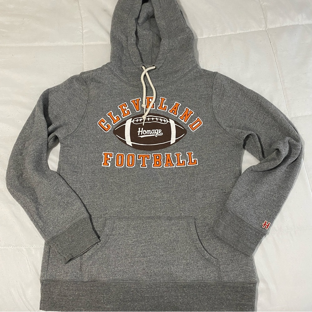 Homage cleveland browns football sweatshirt women’s size XL (fits like a medium)